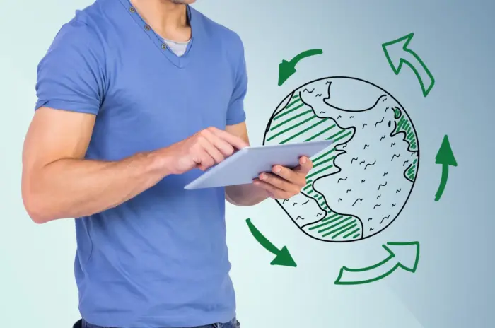 Recicladores trabajando en planta de residuos - economía circular en Perú